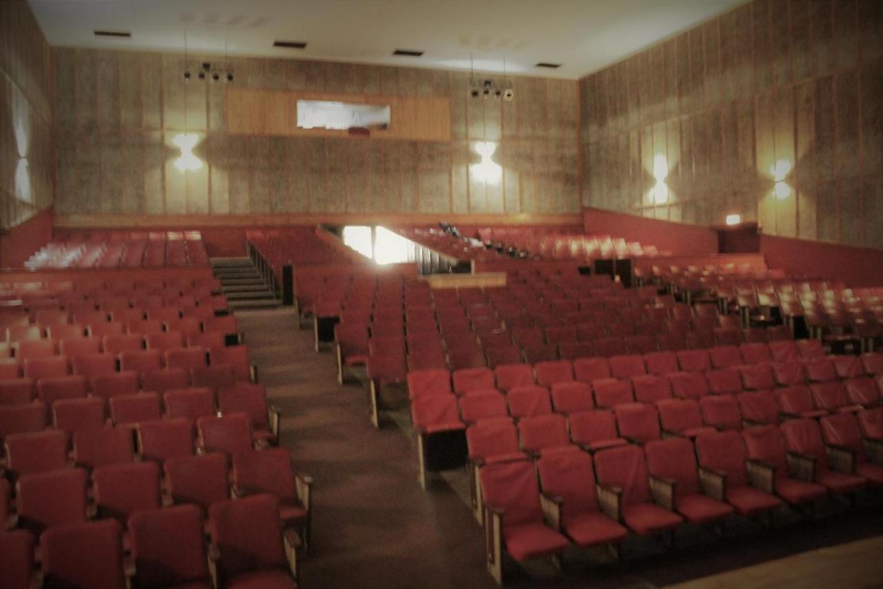 Backstage Theatre Room Цумеб Екстер'єр фото
